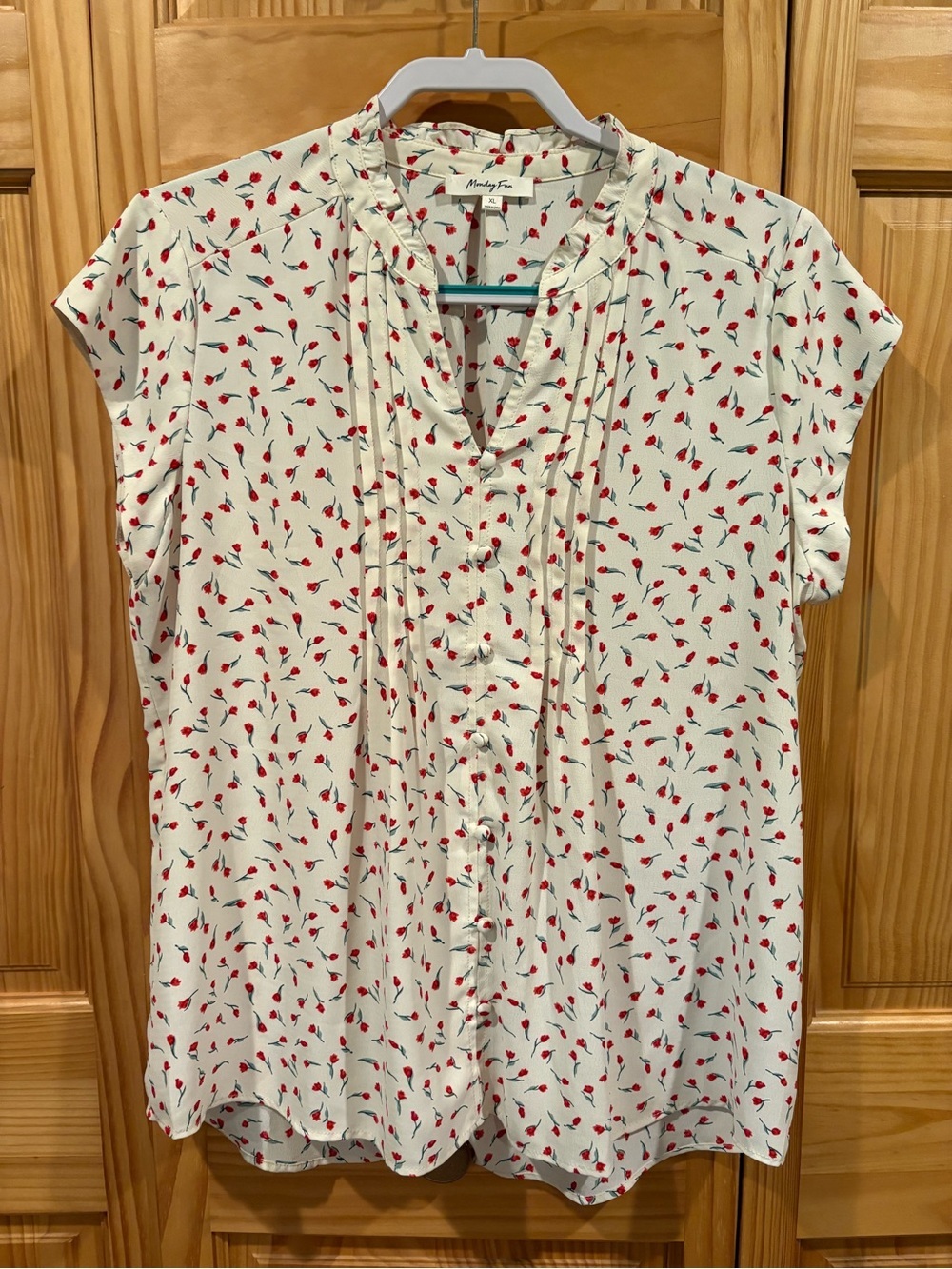 Monday Fun Floral Pleated Faux Button Front
Blouse Size XL white red green